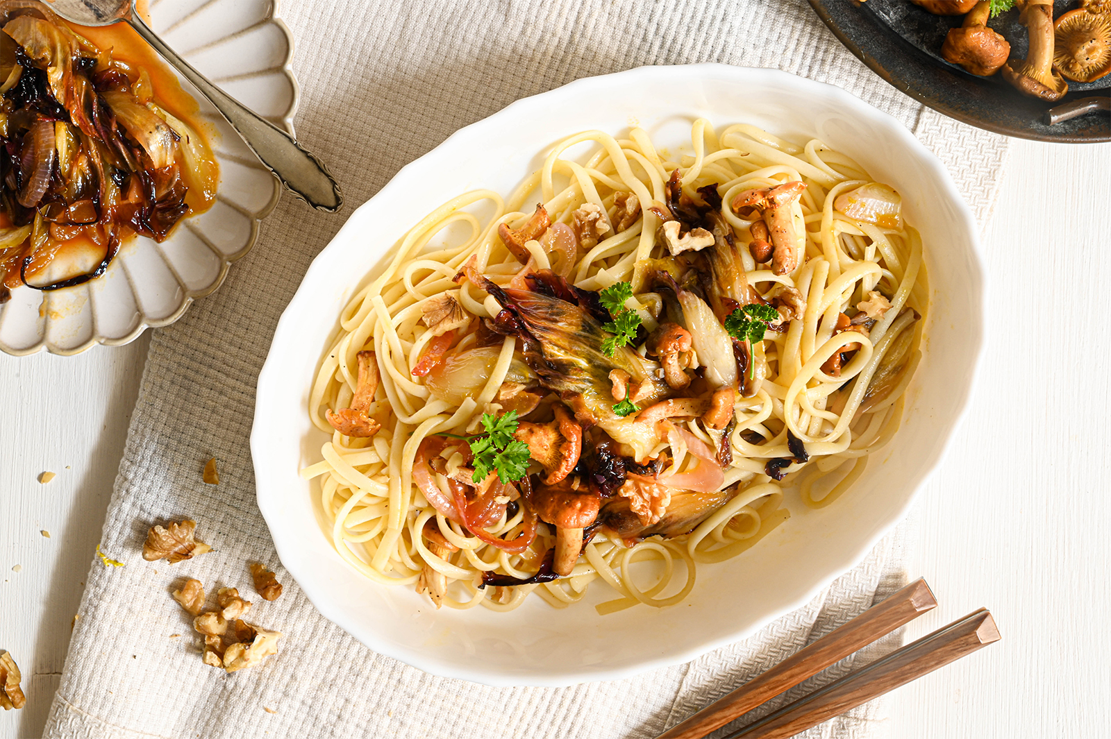 Pasta mit karamellisiertem Radicchio, Eierschwammerl und Walnüssen