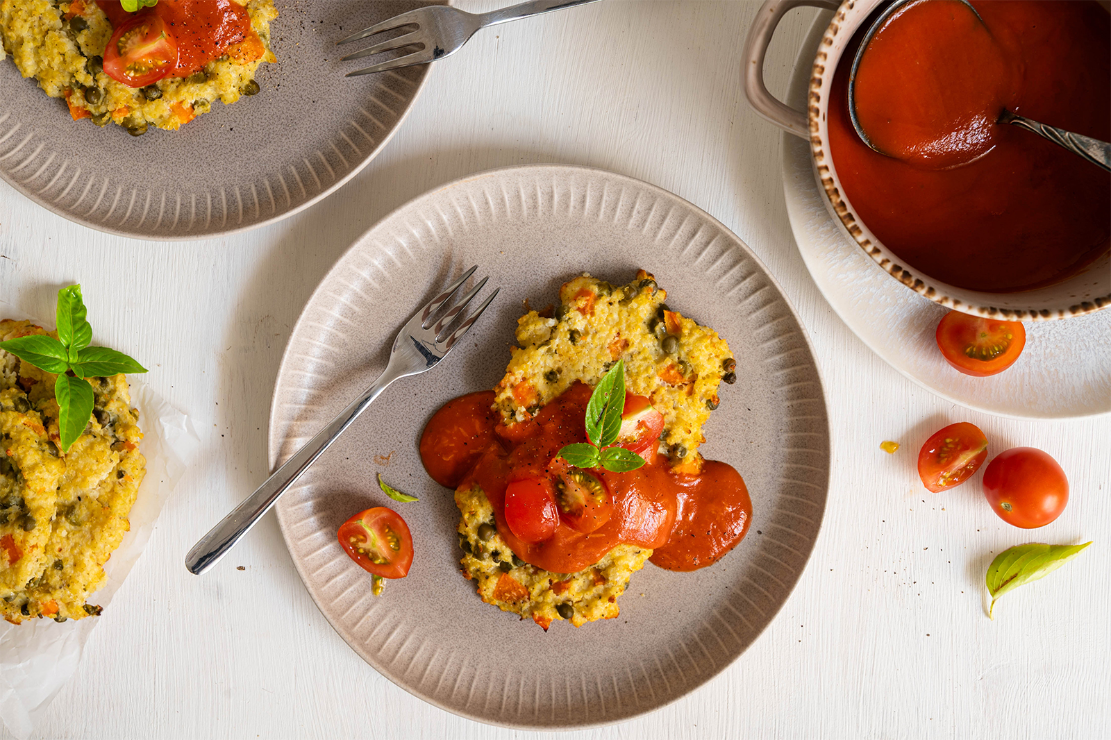 Hirselaibchen mit Tomatensauce