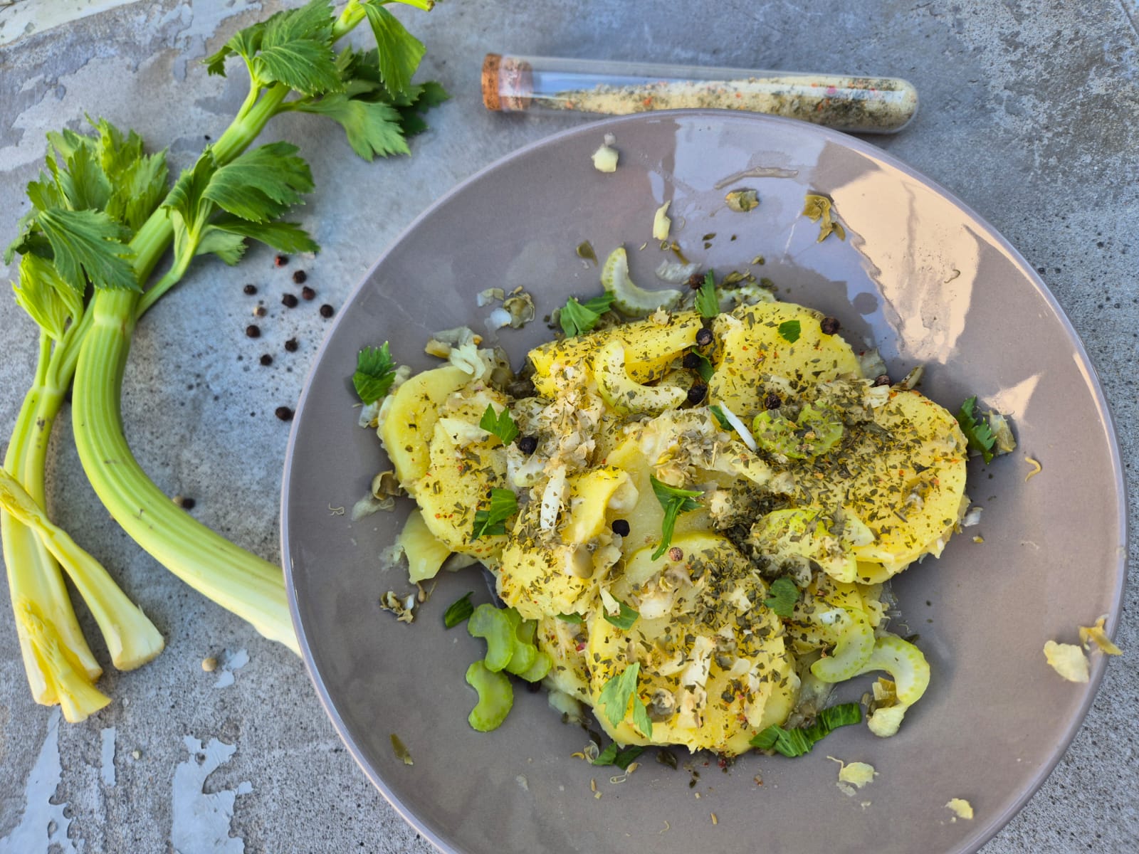 Kartoffelsalat mit Stangensellerie