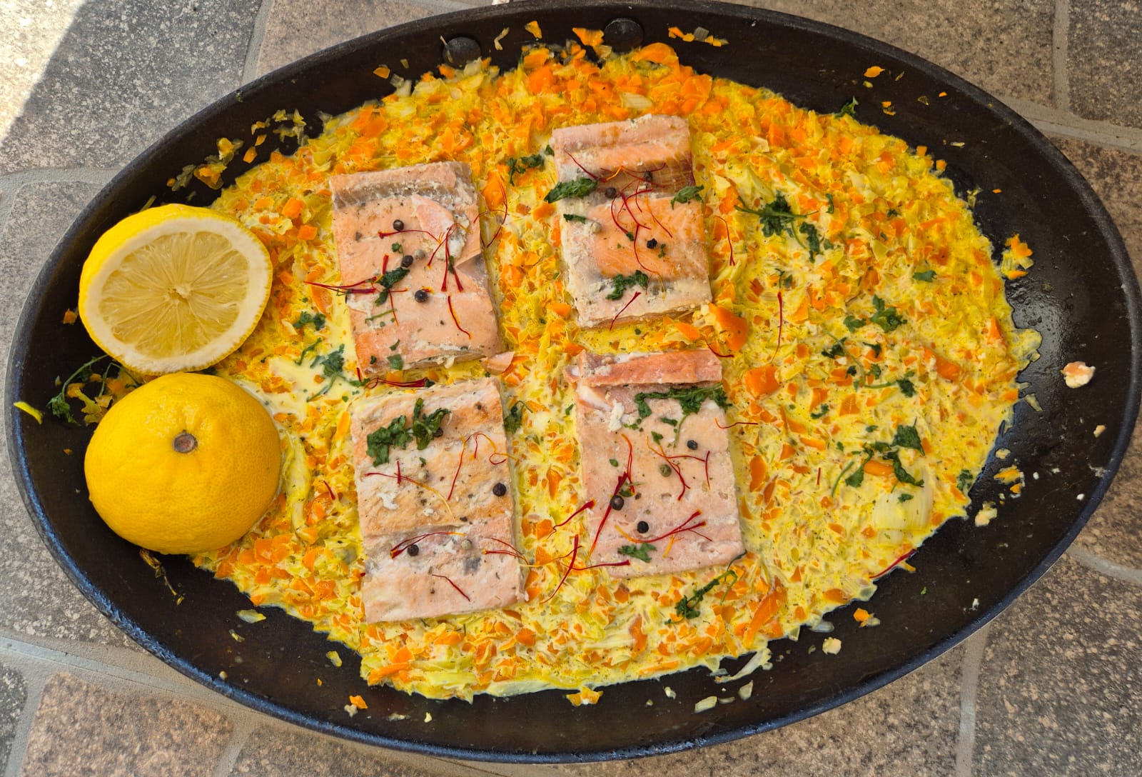Lachsfilet mit Karotten-Lauch-Gemüse