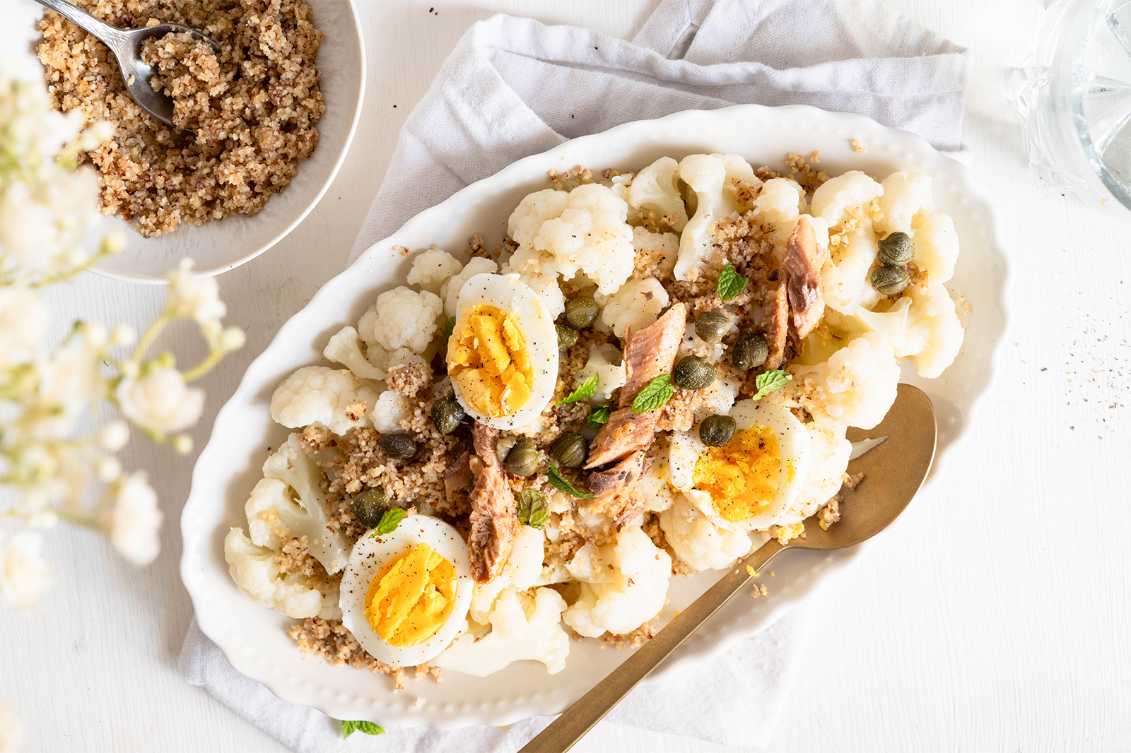 Karfiol mit Nuss-Butterbröseln, Kapern und Sardellen