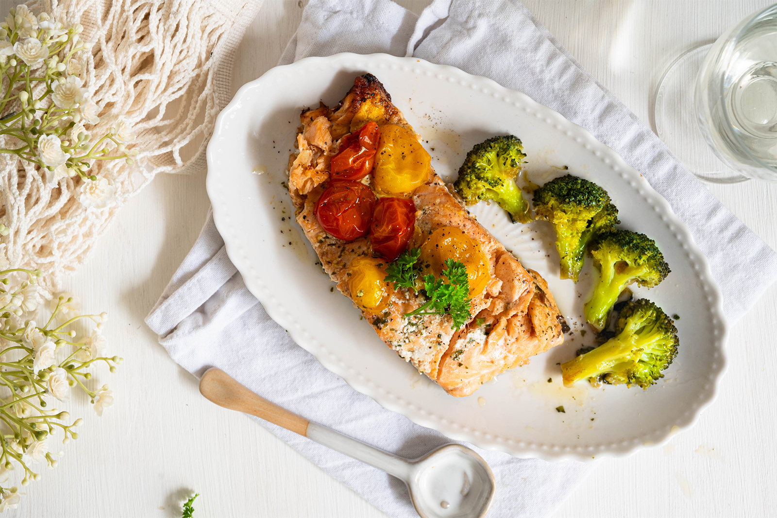 Lachsfilet aus dem Ofen mit Cocktailtomaten und Broccoli