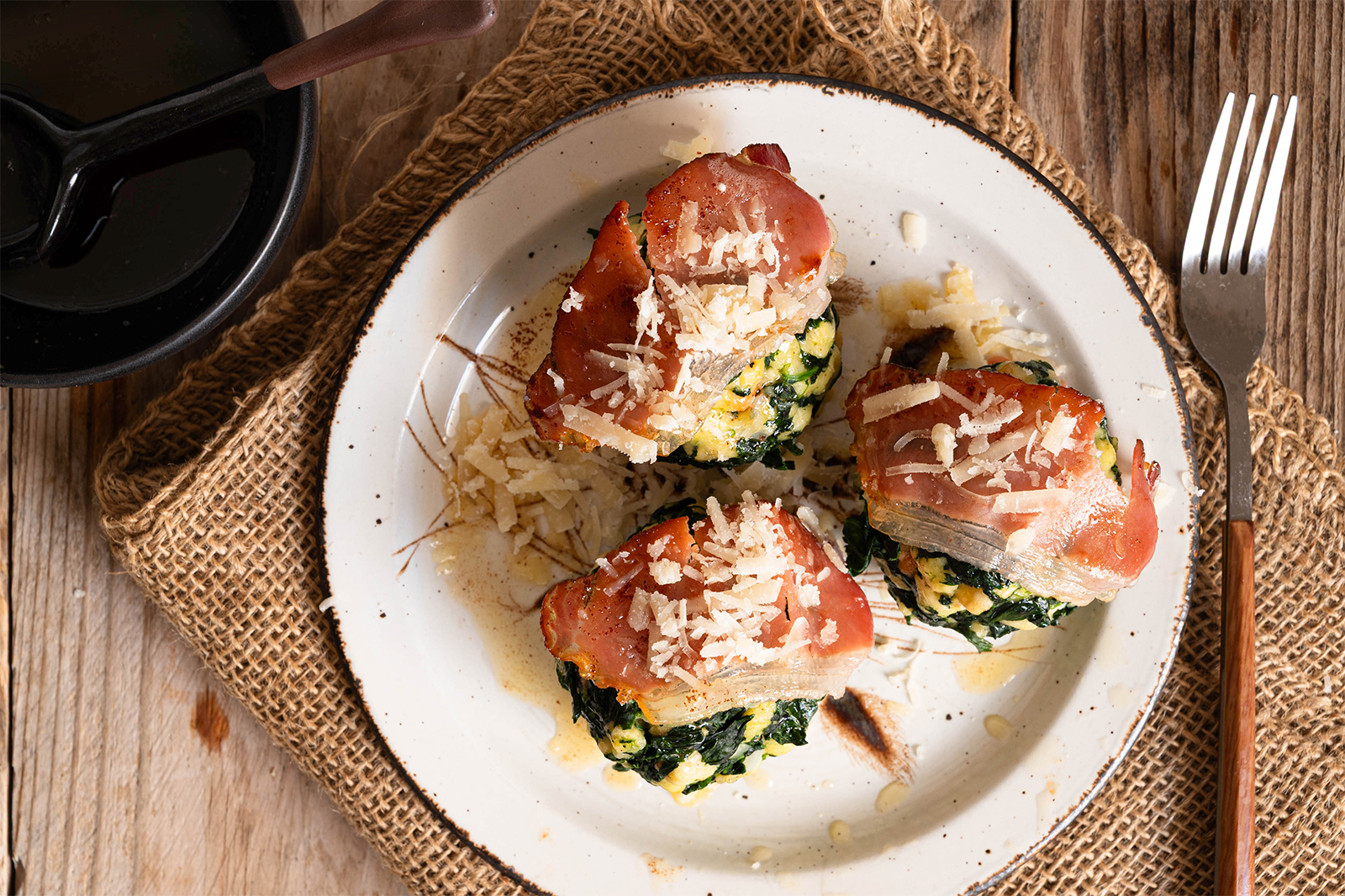 Mangoldknödel mit Butter, Parmesan und gebratenem Rohschinken