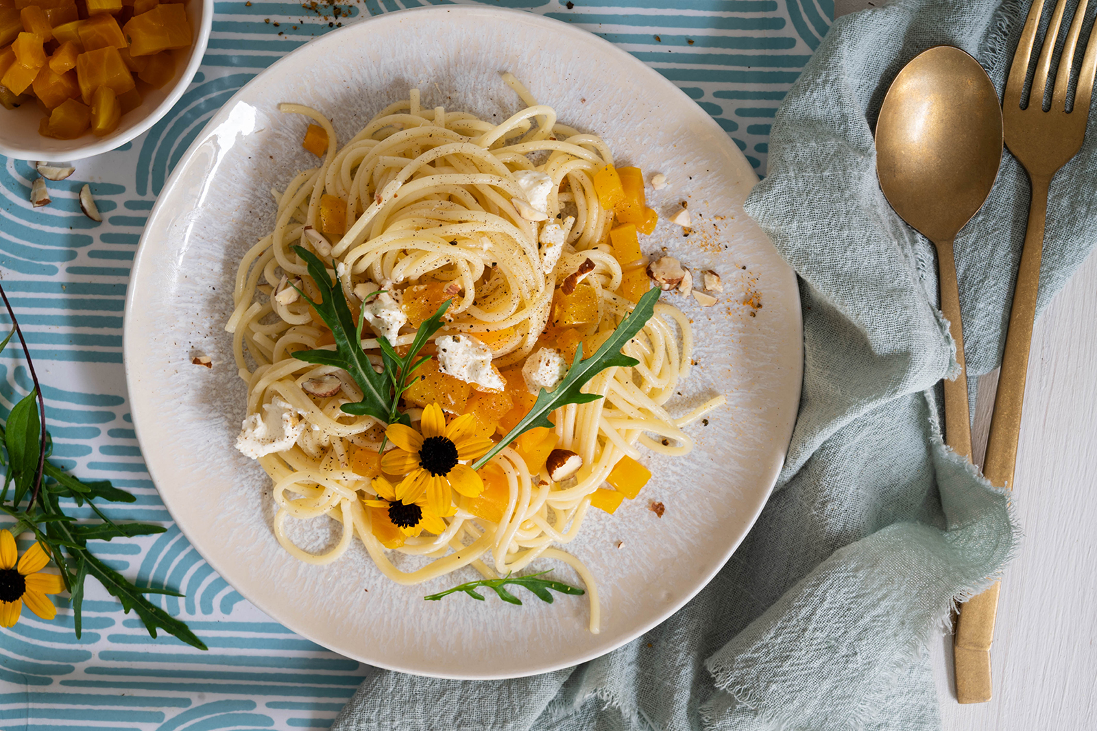 Spaghetti mit gelben Rohnen und Ziegenfrischkäse