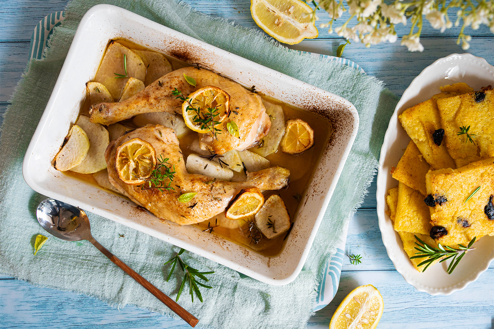 Hühnerkeulen mit Zitronen-Kohlrabi und Oliven-Polenta