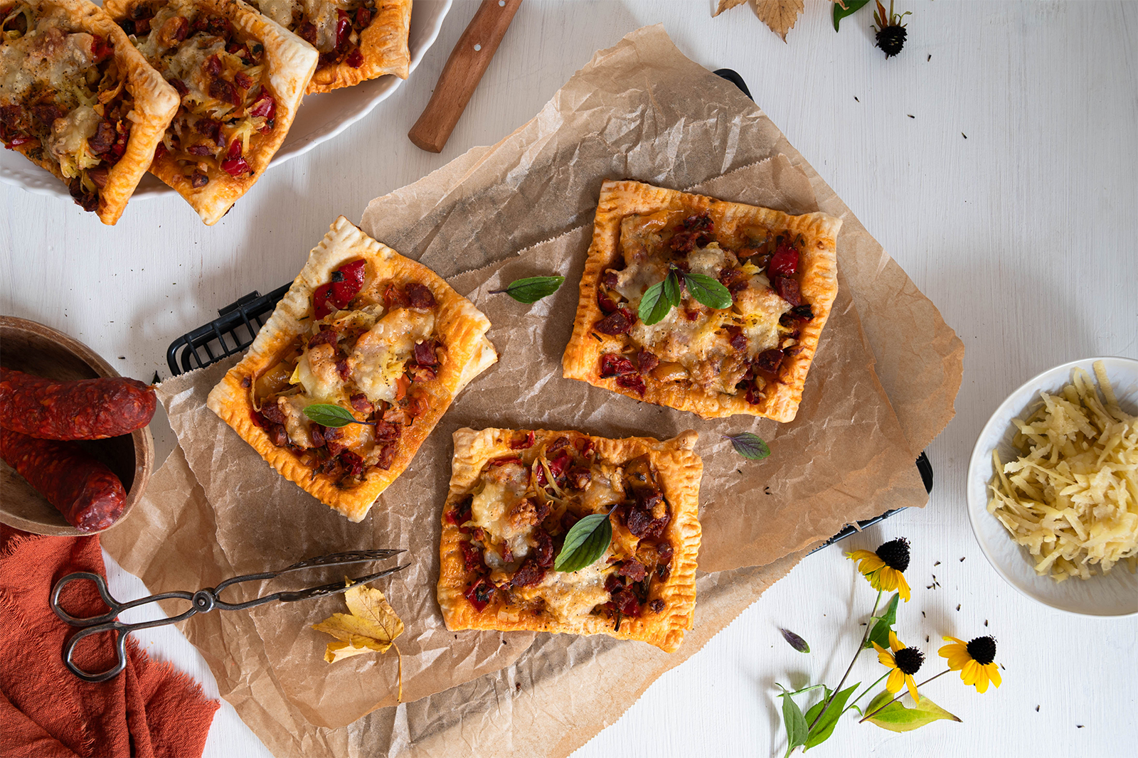 Kleine Tartes mit Kartoffeln, Chorizo und Büffelmozzarella