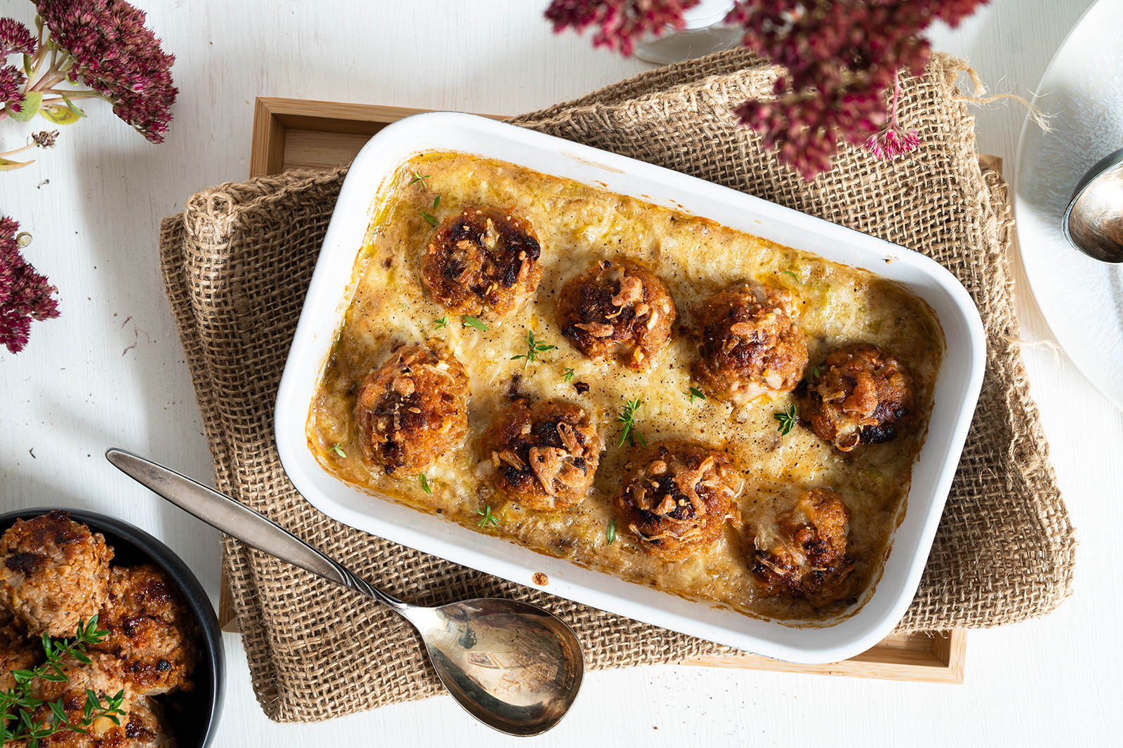 Überbackene Fleischbällchen in Lauch-Sauce aus dem Ofen