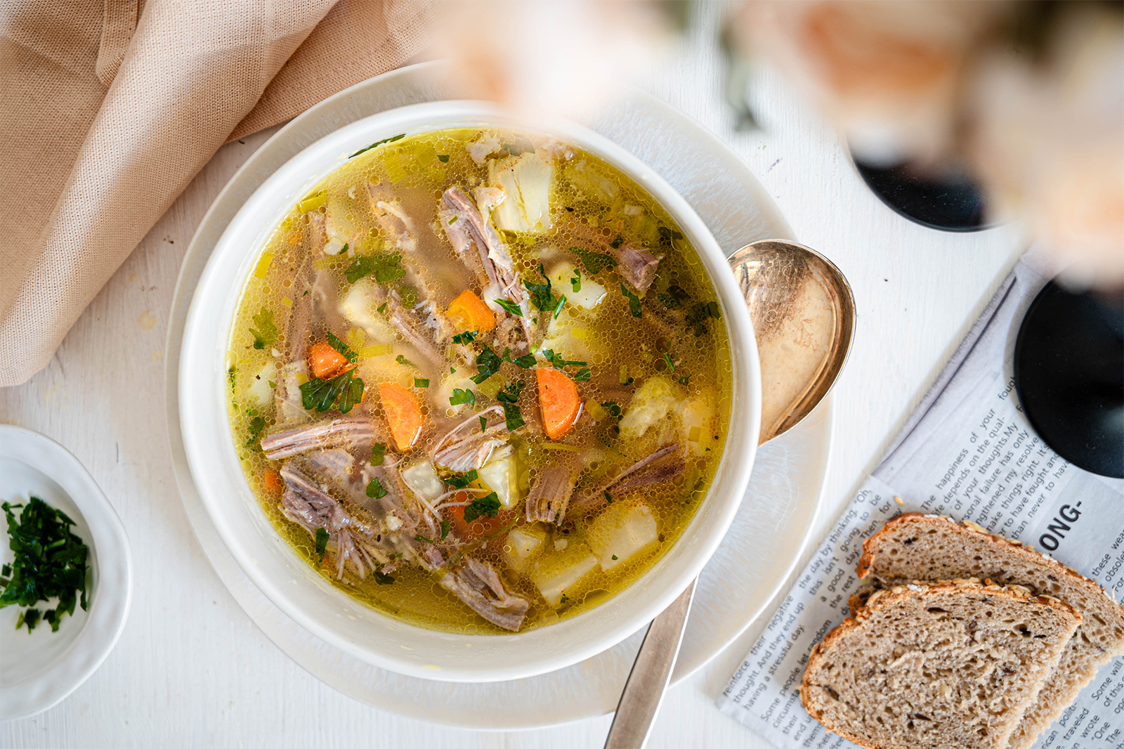 Suppentopf mit Rindfleisch und Gemüse