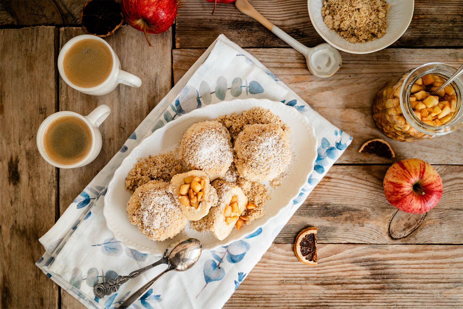 Topfenknödel mit Bratapfel-Füllung und Nussbrösel
