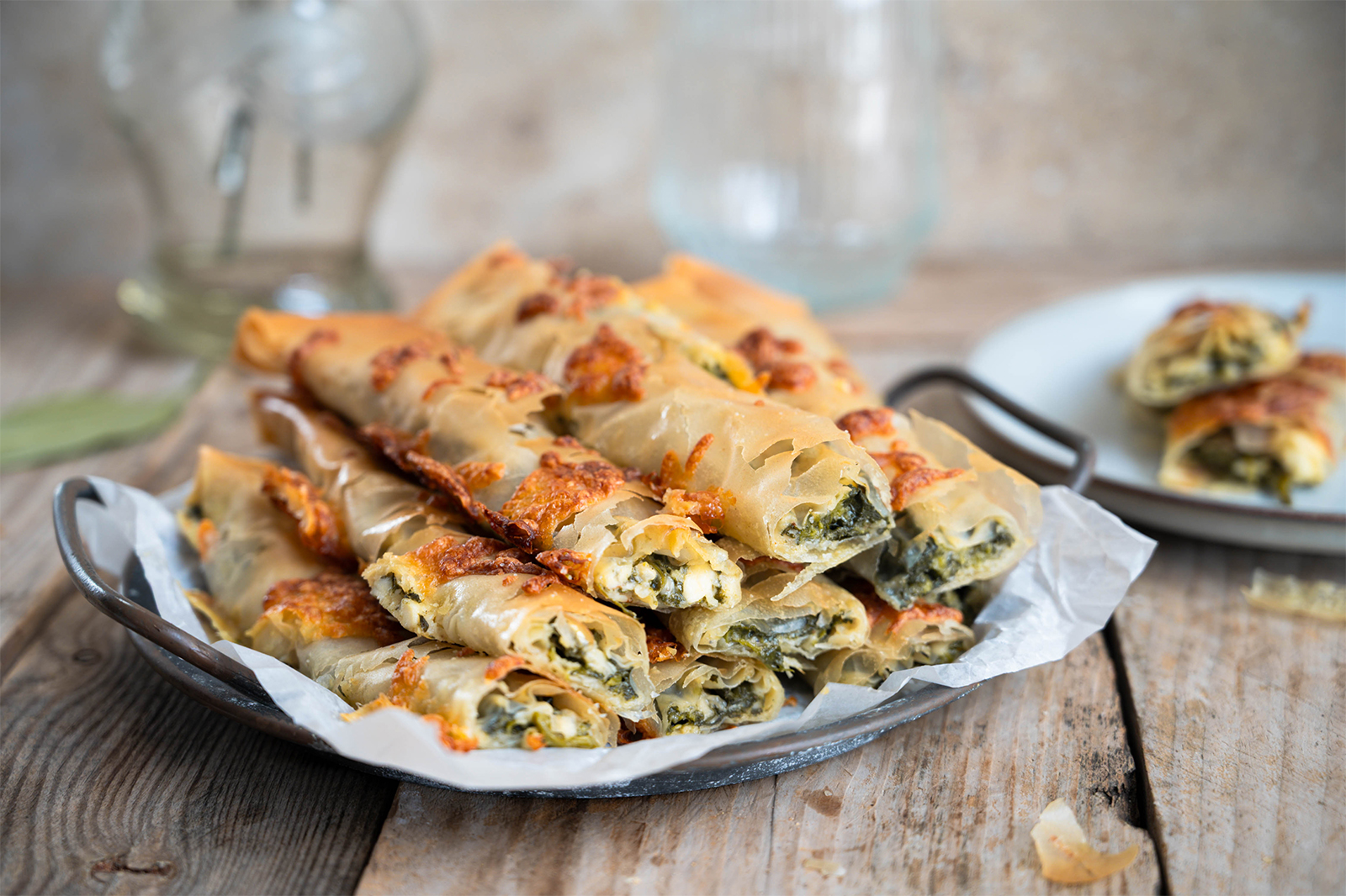 Filoteig-Röllchen mit Blattspinat und Käse gefüllt