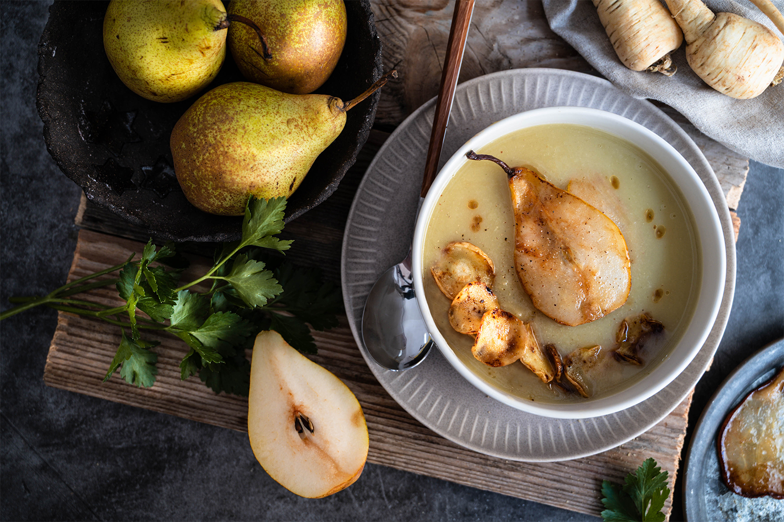 Pastinakensuppe mit karamellisierten Birnen