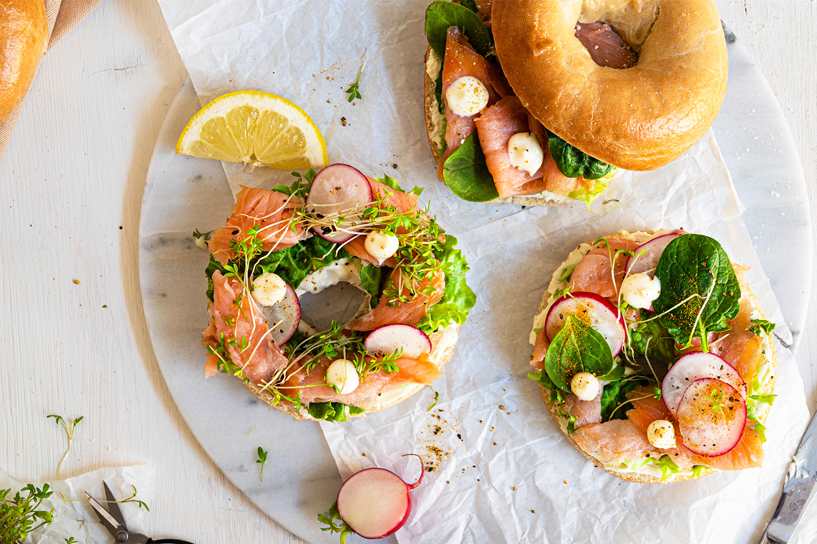 Bagel mit frischem Frühlingsgrün und Räucherlachs