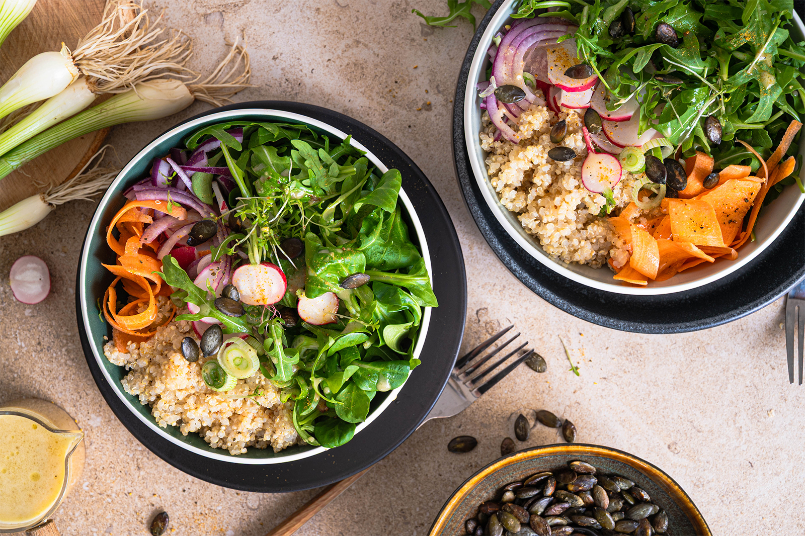 Bunte Frühlings-Salat-Bowl mit Quinoa und Honig-Senf-Dressing