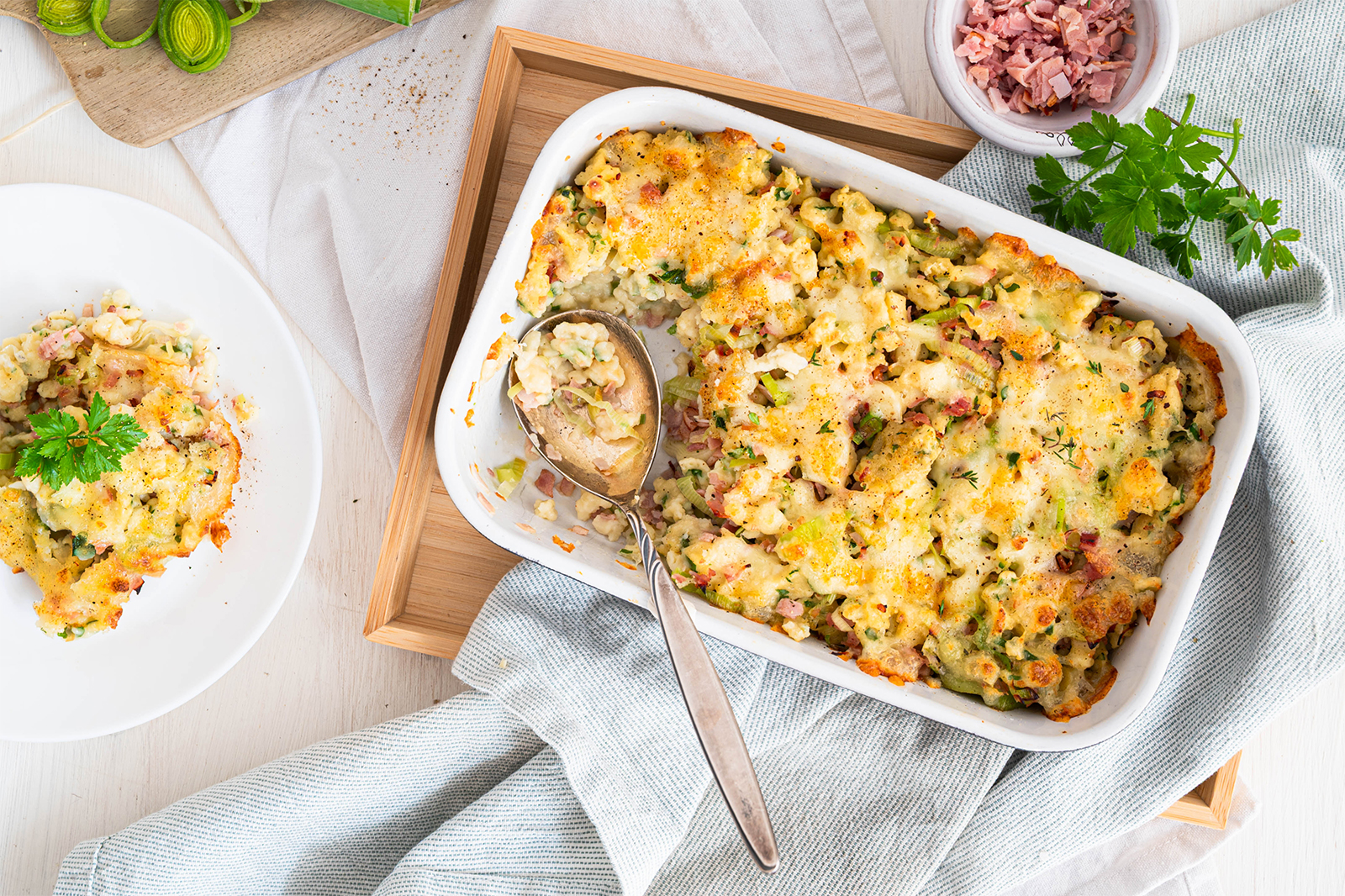 Überbackene Kräuterspätzle mit Lauch und Schinken