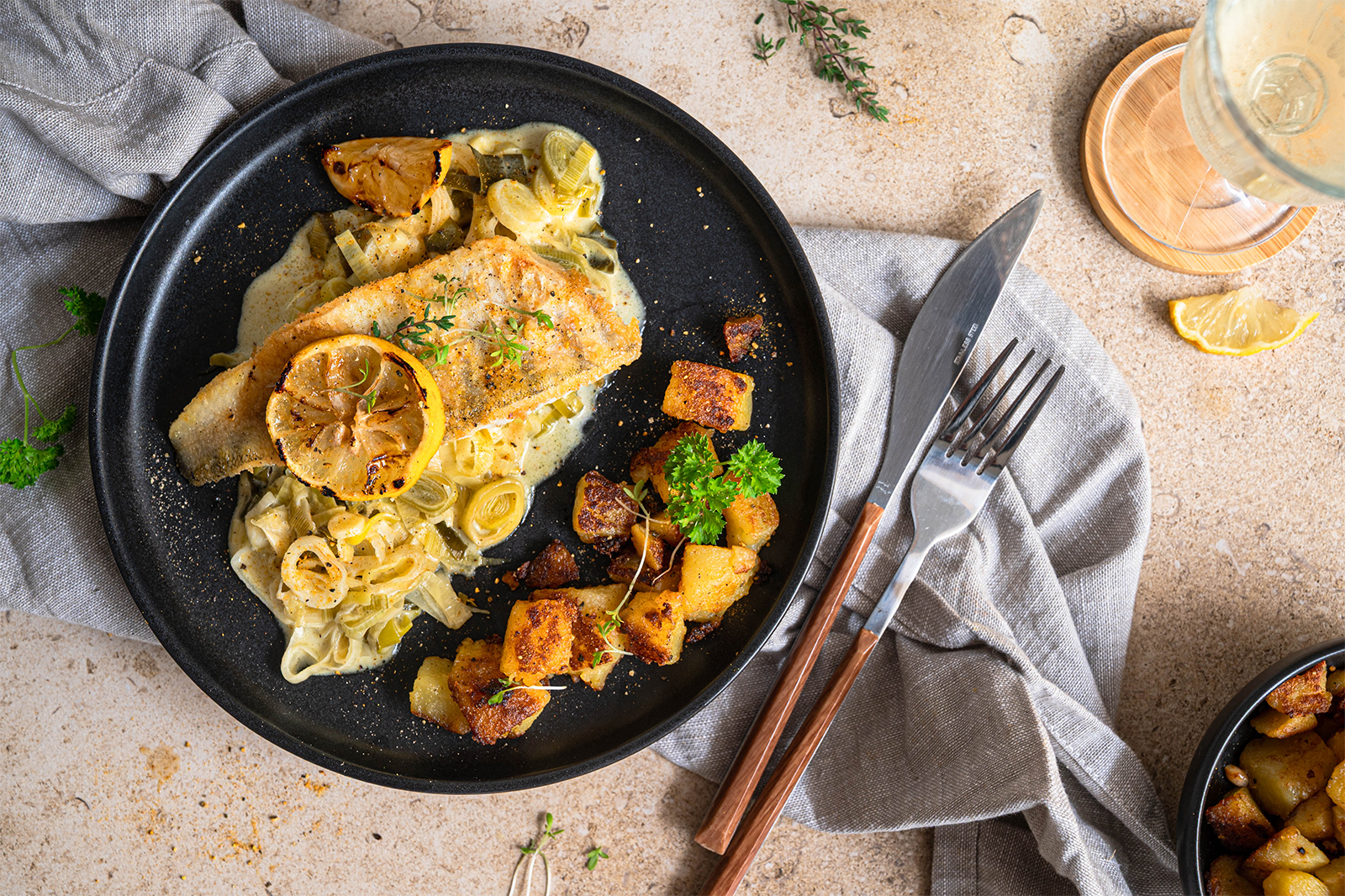 Gebratenes Zanderfilet auf Weißwein-Lauch-Sauce