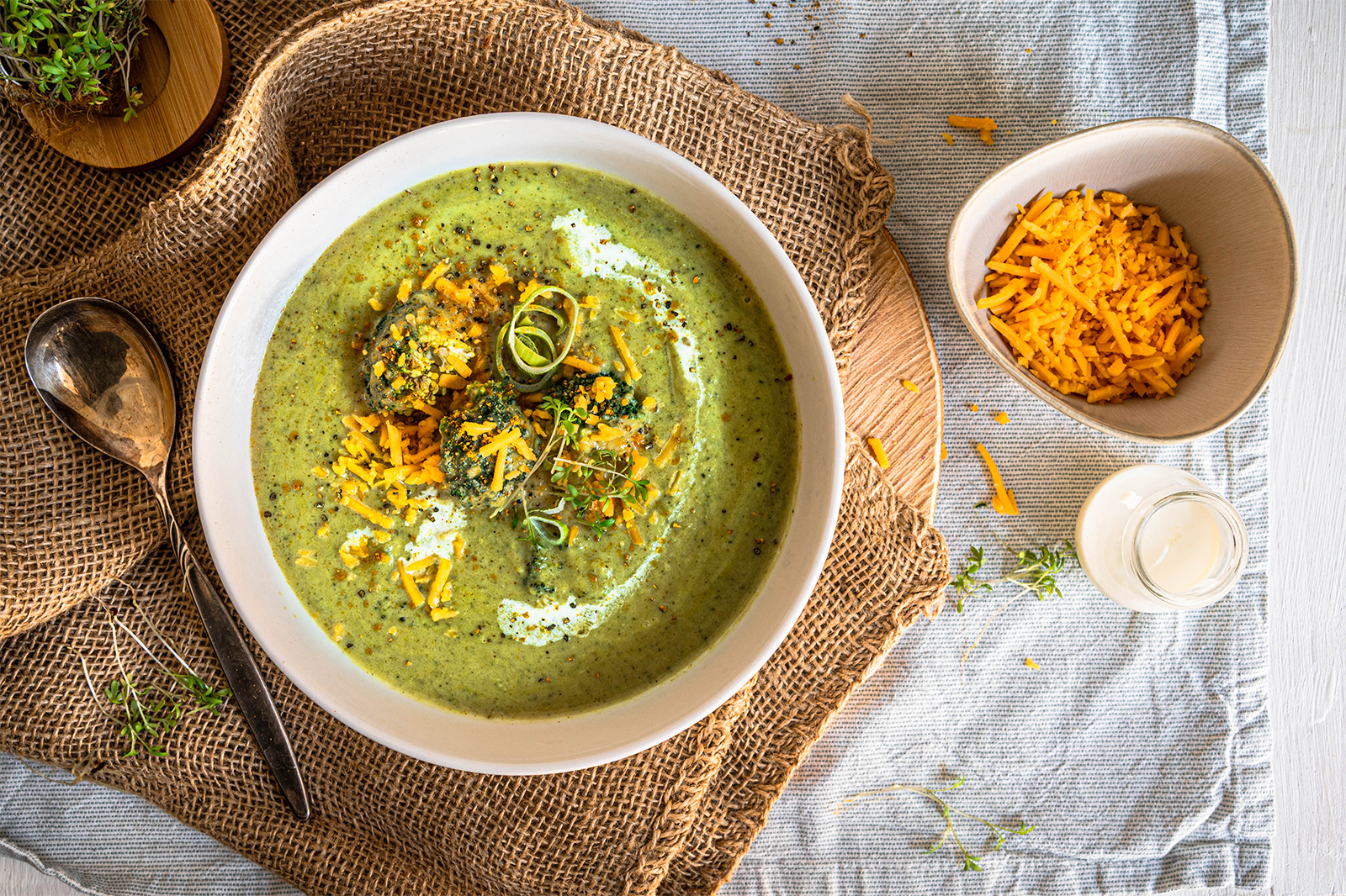 Broccolicremesuppe mit Lauch und Cheddarkäse