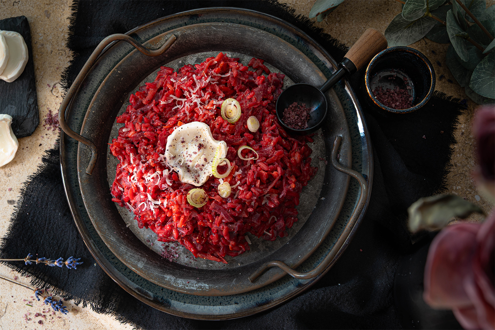 Risotto mit Rohnen, Rotwein und Ziegenfrischkäse