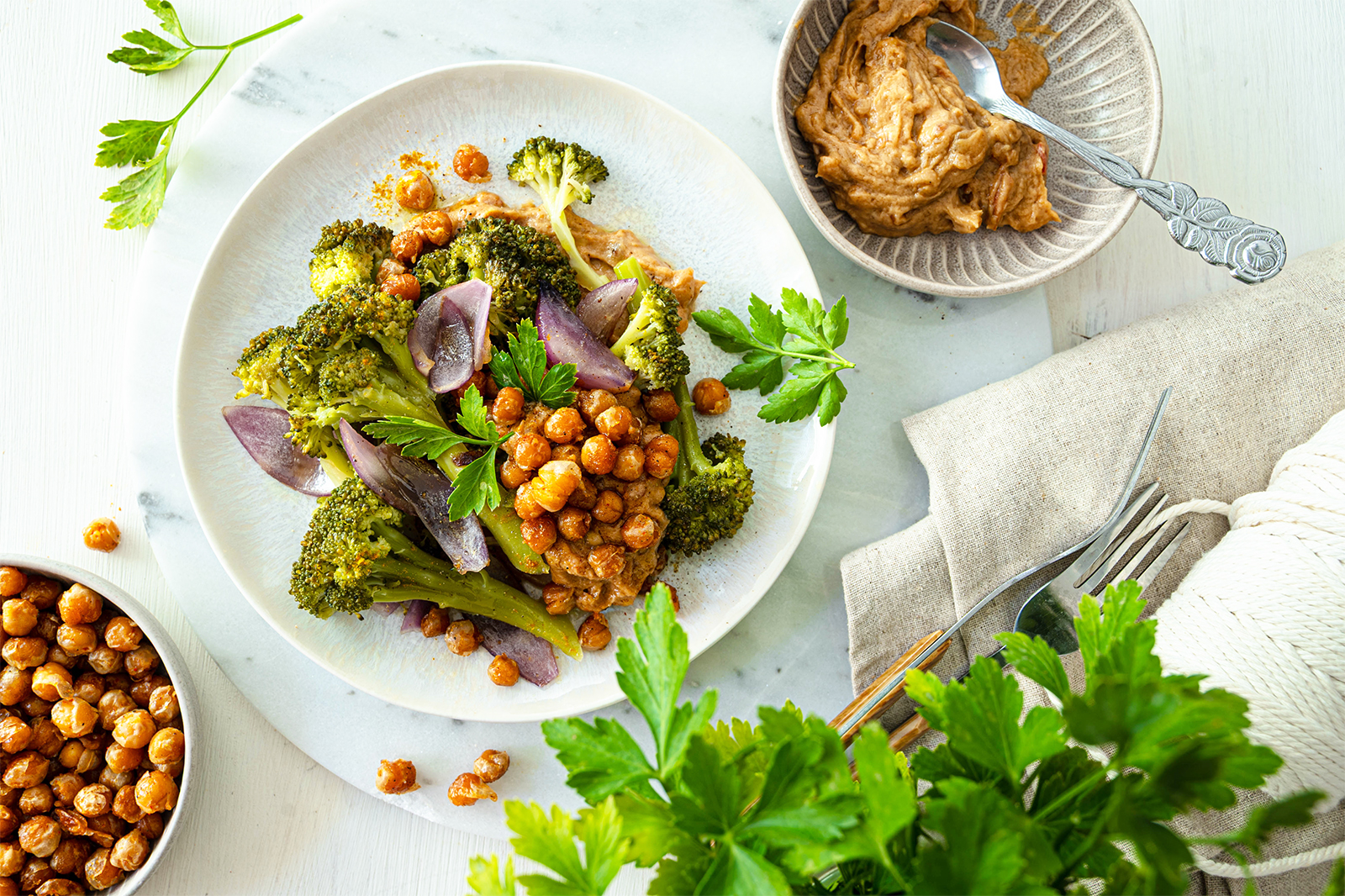 Broccoli mit gerösteten Kichererbsen und Erdnusscreme