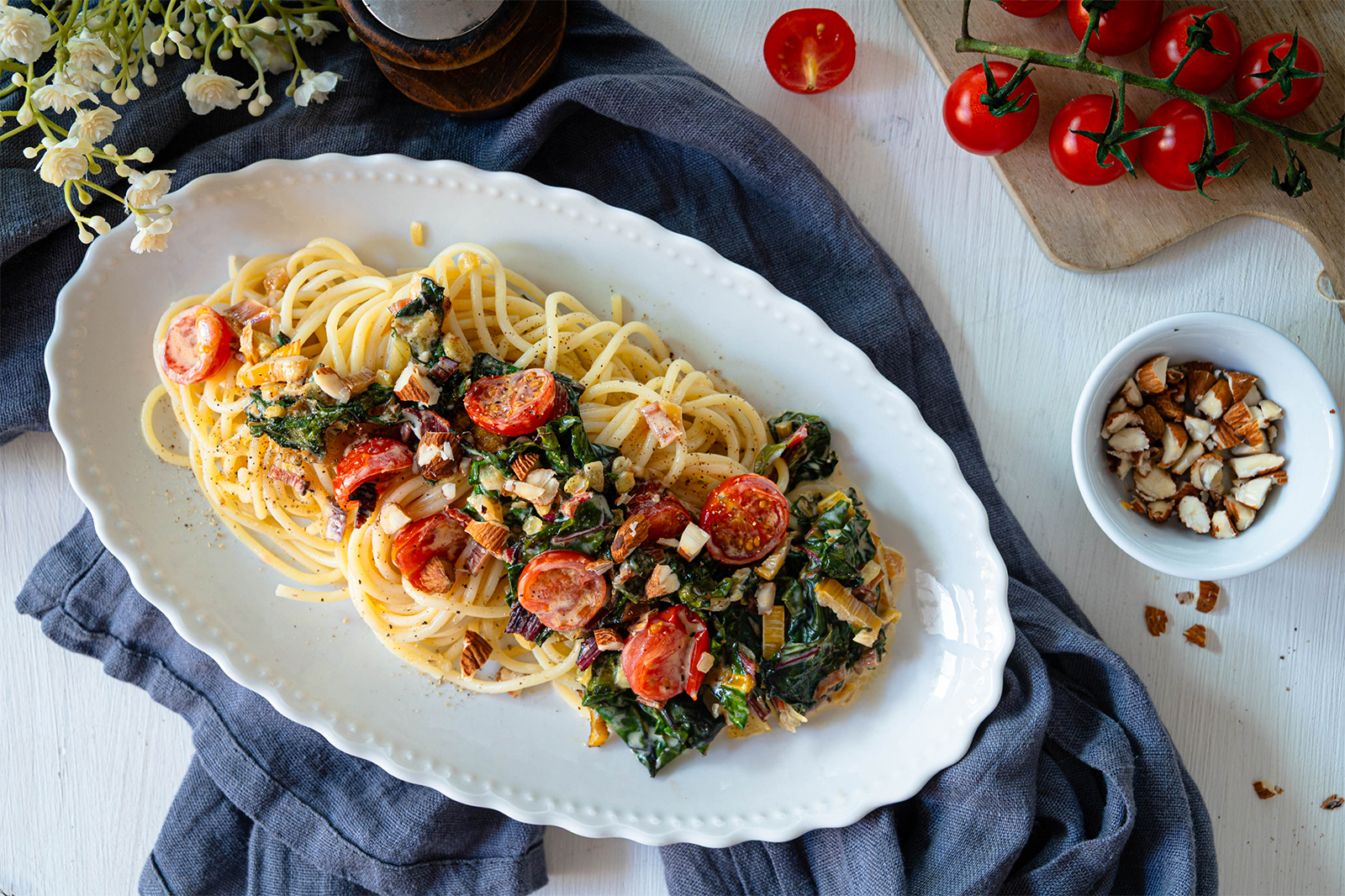 Pasta mit Mangold, Tomaten und Mandeln