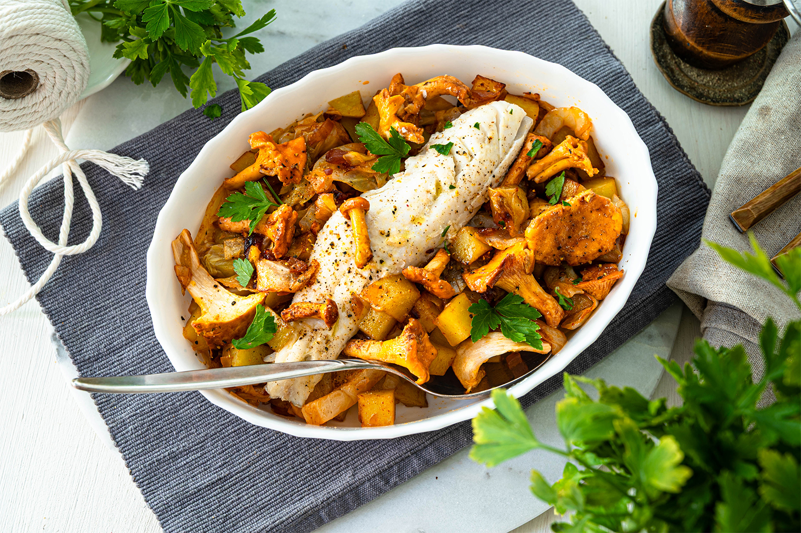 Saiblingsfilet auf Paprika-Kraut und Eierschwammerl