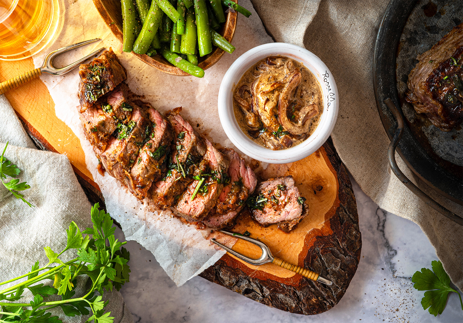 Biersteaks mit grünen Bohnen