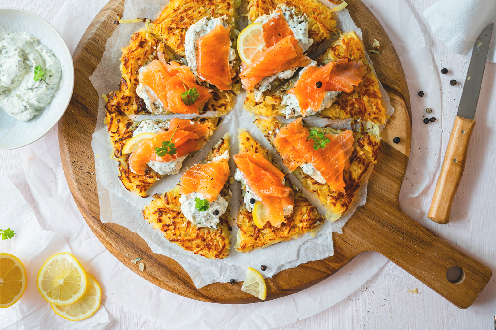 Riesen-Rösti mit Crème Fraîche und Lachs